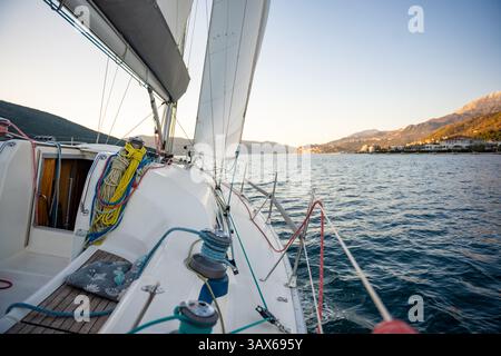 Yachtsegeln in der Adria. Nahaufnahme von Deck, Mast und Segeln. Segelkonzept Stockfoto