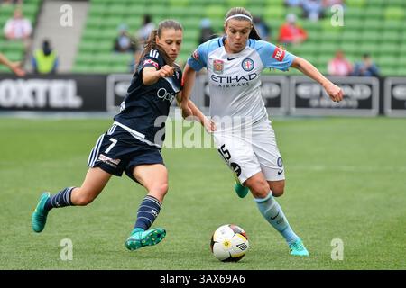 27. November 2016 – Melbourne, Victoria, Australien – LIA PRIVITELLI (7) von Melbourne Victory und AMY JACKSON (15) von Melbourne City kämpfen um den Ball in Runde 4 des W-League-Wettbewerbs zwischen Melbourne City und Melbourne Victory während der Saison 2016-17 im AAMI Park, Melbourne, Australien. Die Westfield W-League ist die australische semiprofessionelle Frauenfußballliga. Stadt gewann 3-0 (Kreditbild: © Sydney Low via ZUMA Wire) Stockfoto