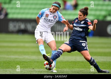 27. November 2016: Melbourne, Victoria, Australien: ERIKA TYMRAK (11) von Melbourne City und ADRIANA TARANTO (15) von Melbourne Victory kämpfen um den Ball in Runde 4 des W-League-Wettbewerbs zwischen Melbourne City und Melbourne Victory während der Saison 2016-17 im AAMI Park, Melbourne, Australien. Die Westfield W-League ist die australische semiprofessionelle Frauenfußballliga. Stadt gewann 3-0 (Kreditbild: © Sydney Low via ZUMA Wire) Stockfoto