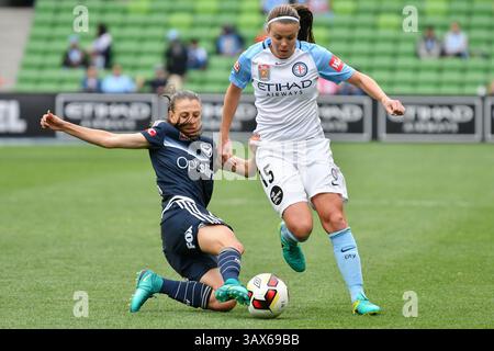 27. November 2016 – Melbourne, Victoria, Australien – LIA PRIVITELLI (7) von Melbourne Victory und AMY JACKSON (15) von Melbourne City kämpfen um den Ball in Runde 4 des W-League-Wettbewerbs zwischen Melbourne City und Melbourne Victory während der Saison 2016-17 im AAMI Park, Melbourne, Australien. Die Westfield W-League ist die australische semiprofessionelle Frauenfußballliga. Stadt gewann 3-0 (Kreditbild: © Sydney Low via ZUMA Wire) Stockfoto