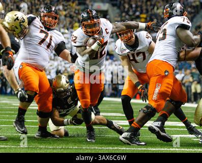 29. Dezember 2016: Oklahoma State Cowboys Running Back Chris Carson (32) stürzt sich im zweiten Quartal während des NCAA-Fußballspiels zwischen den Oklahoma State Cowboys und den Colorado Buffaloes im Alamo Bowl im Alamodome in San Antonio, Texas. John Glaser/CSM. (Kreditbild: &Copy; John Glaser/CSM via ZUMA Wire) Stockfoto