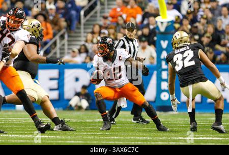 29. Dezember 2016: Oklahoma State Cowboys Running Back Chris Carson (32) stürzt in der zweiten Halbzeit während des NCAA-Fußballspiels zwischen den Oklahoma State Cowboys und den Colorado Buffaloes im Alamo Bowl im Alamodome in San Antonio, Texas. John Glaser/CSM. Die Oklahoma State Cowboys besiegen 38 die Colorado Buffaloes. (Kreditbild: &Copy; John Glaser/CSM via ZUMA Wire) Stockfoto