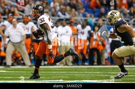 29. Dezember 2016: Oklahoma State Cowboys Running Back Chris Carson (32) stürzt in der zweiten Halbzeit während des NCAA-Fußballspiels zwischen den Oklahoma State Cowboys und den Colorado Buffaloes im Alamo Bowl im Alamodome in San Antonio, Texas. John Glaser/CSM. Die Oklahoma State Cowboys besiegen 38 die Colorado Buffaloes. (Kreditbild: &Copy; John Glaser/CSM via ZUMA Wire) Stockfoto