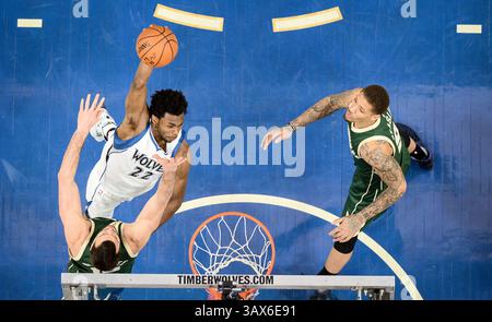 30. Dezember 2016 – Minneapolis, MN, USA – Andrew Wiggins (22) der Minnesota Timberwolves dunks über den Milwaukee Bucks' Miles Plumlee als Bucks Forward Michael Beasley, rechts, sieht in der zweiten Halbzeit am Freitag, 30. Dezember 2016, im Target Center in Minneapolis weiter. Die Timberwolves gewannen 116:99. (Bild: © Aaron Lavinsky/TNS via ZUMA Wire) Stockfoto