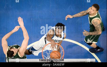 30. Dezember 2016 – Minneapolis, MN, USA – Andrew Wiggins, Mid, dunks über den Milwaukee Bucks' Miles Plumlee als Bucks Forward Michael Beasley, rechts, sieht in der zweiten Halbzeit am Freitag, den 30. Dezember 2016, im Target Center in Minneapolis weiter. Die Timberwolves gewannen 116:99. (Bild: © Aaron Lavinsky/TNS via ZUMA Wire) Stockfoto