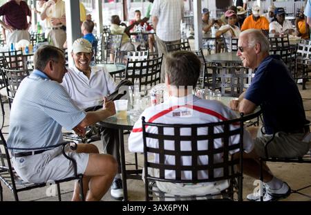 18. Juni 2011 - Joint Base Andrews, Maryland, USA - US-Präsident Barack Obama spielt Golf mit Vizepräsident Joe Biden, dem Präsidenten des Repräsentantenhauses John Boehner und dem Gouverneur von Ohio John Kasich am 18. Juni 2011 in der Joint Base Andrews, Maryland. (Kreditbild: © Pete Souza/das Weiße Haus/ZUMAPRESS.com) Stockfoto