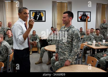23. Juni 2011: Fort Drum, NY, USA: US-Präsident Barack Obama spricht während eines Besuchs in Fort Drum am 23. Juni 2011 in New York mit Soldaten der 10. Bergdivision. (Kreditbild: © Pete Souza/das Weiße Haus/ZUMAPRESS.com) Stockfoto