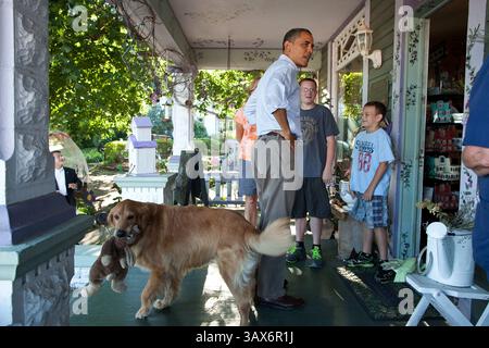 16. August 2011 - Leclaire, Iowa, USA - US-Präsident Barack Obama spricht mit Leuten im Grasshoppers Store 16. August 2011 in LeClaire, Iowa während einer dreitägigen Busreise im Mittleren Westen. (Kreditbild: © Pete Souza/das Weiße Haus/ZUMAPRESS.com) Stockfoto