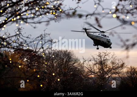 26. November 2011 – Washington, District of Columbia, USA – Marine One verlässt den Südrasen des Weißen Hauses am 26. November 2011 in Washington, District of Columbia. (Kreditbild: © Pete Souza/das Weiße Haus/ZUMAPRESS.com) Stockfoto