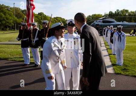 18. Mai 2012 – Camp David, MD, USA – US-Präsident Barack Obama macht Witze mit Commander Wendy Halsey und Befehlshaber Al Marcucci nach seiner Ankunft zum G8-Gipfel am 18. Mai 2012 in Camp David, MD. (Bild: © Pete Souza/The White House/ZUMAPRESS.com) Stockfoto