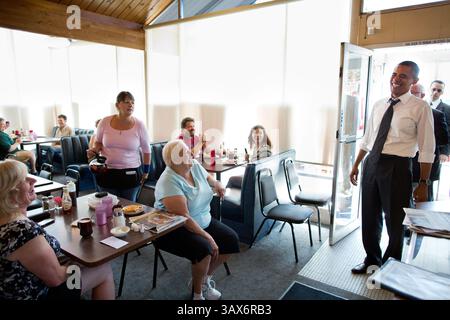 24. Juli 2012 - Portland, OREGON, USA - Präsident Barack Obama begrüßt Gäste und Restaurantmitarbeiter bei einem lokalen Halt im Gateway Breakfast House in Portland, Oregon, 24. Juli 2012. (Kreditbild: © Pete Souza/das Weiße Haus/ZUMAPRESS.com) Stockfoto