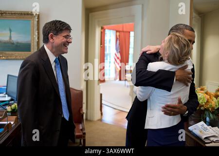 28. Juni 2012 - Washington, District of Columbia, USA - US-Präsident Barack Obama wird von Stabschef Jack Lew und Kathryn Ruemmler, Counsel des Präsidenten, gratuliert, nachdem er erfahren hatte, dass der Oberste Gerichtshof das Gesundheitsgesetz des Präsidenten Ã¢â‚¬Å„Patient Protection and Affordable Care Act, Ã¢â‚¬ 28. Juni 2012 in Washington, District of Columbia, unterzeichnet hatte. (Kreditbild: © Pete Souza/das Weiße Haus/ZUMAPRESS.com) Stockfoto