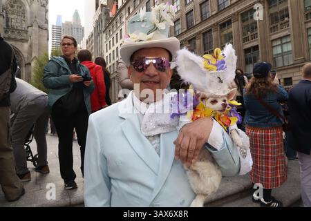 Der kostümierte Teilnehmer Anthony Rubio aus New York City hält Kimbap während der jährlichen Osterparade und des Bonnet Festivals am 20. April 2025 in New York ab. (Foto: Gordon Donovan) Stockfoto