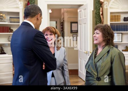 12. Dezember 2012 - Washington, DC, USA - US-Präsident Barack Obama spricht mit Natoma Canfield, Right, und ihrer Schwester Connie Anderson im Oval Office des Weißen Hauses 12. Dezember 2012 in Washington, DC. Canfield schrieb dem Präsidenten 2010, wie sie ihre Krankenversicherung verloren hat, während sie Krebs bekämpft. (Kreditbild: © Pete Souza/das Weiße Haus/ZUMAPRESS.com) Stockfoto