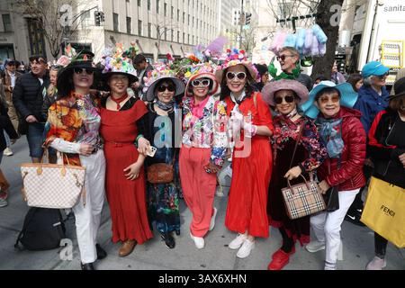 Während der New York City Osterparade 2025 am 20. April 2025 zeigen die Teilnehmer der Parade traditionelle Kostüme. (Foto: Gordon Donovan) Stockfoto
