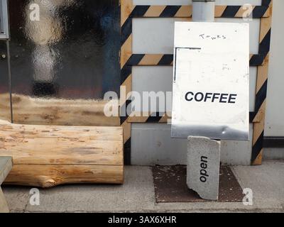 Minimalistisches Café-Schild und Eingangsdesign in Kameari, Tokio Stockfoto