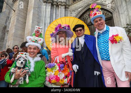 Kostümierte Teilnehmer posieren für ein Foto vor der St. Patrick's Cathedral während der jährlichen Osterparade und des Bonnet Festivals am 20. April 2025 in New York. (Foto: Gordon Donovan) Stockfoto