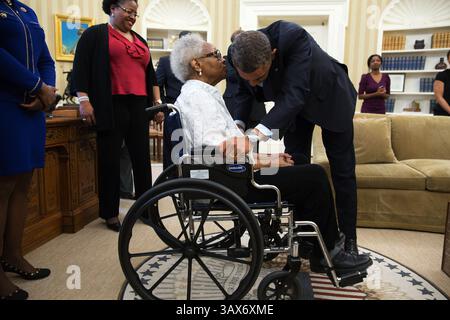 24. Mai 2013 - Washington, DC, Vereinigte Staaten von Amerika - US-Präsident Barack Obama spricht mit Thelma Maxine Pippen McNair, Mutter von Denise McNair, nachdem er am 24. Mai 2013 in Washington, DC die H.R. 360 im Oval Office unterzeichnet hat. Die Gesetzgebung sieht die Verleihung einer Goldmedaille des Kongresses vor, um an das Leben der vier jungen afroamerikanischen Opfer des Bombenanschlags auf die sechzehnte Street Baptist Church in Birmingham, Alabama, im September 1963, zu erinnern. (Kreditbild: © Pete Souza/das Weiße Haus/ZUMAPRESS.com) Stockfoto