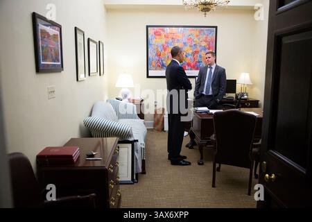 3. September 2013 - Washington, DC, Vereinigte Staaten von Amerika - US-Präsident Barack Obama trifft sich mit Senior Advisor Dan Pfeiffer in seinem Büro im Westflügel des Weißen Hauses, 3. September 2013 in Washington, DC. (Bild: © Pete Souza/The White House/ZUMAPRESS.com) Stockfoto