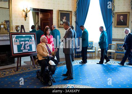 20. August 2013 – Washington, DC, Vereinigte Staaten von Amerika – US-Präsident Barack Obama spricht mit dem ehemaligen Miami Dolphins Trainer Don Shula im Blue Room vor einer Zeremonie zu Ehren des Super Bowl Champion Miami Dolphins 1972 im Weißen Haus am 20. August 2013 in Washington, DC. (Bild: © Pete Souza/The White House/ZUMAPRESS.com) Stockfoto