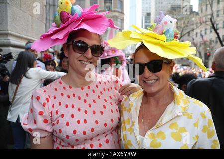 Die kostümierten Teilnehmer Lola und Susie nehmen an der jährlichen Osterparade und dem Bonnet Festival am 20. April 2025 in New York Teil. (Foto: Gordon Donovan) Stockfoto