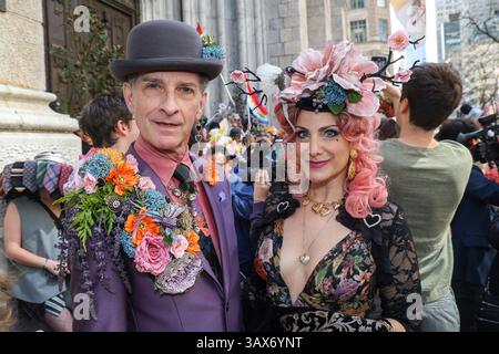 Die Teilnehmer Doug und Samara aus New York City sehen bei der jährlichen Osterparade und dem Bonnet Festival am 20. April 2025 in New York fantastisch aus. (Foto: Gordon Donovan) Stockfoto