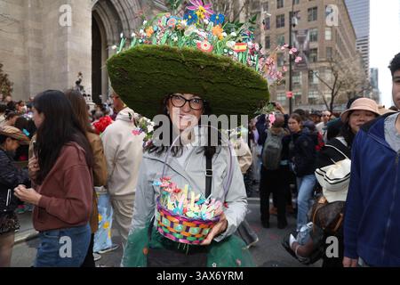 Eine Frau, die mit einer stylischen Mütze und einem Korb gekleidet ist, posiert zum Foto während der Osterparade auf der 5th Avenue in New York City am Sonntag, den 20. April 2025. (Foto: Gordon Donovan) Stockfoto