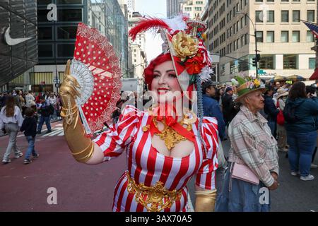 Die kostümierte Teilnehmerin Natalia aus Connecticut pariert die Fifth Avenue während der jährlichen Osterparade und des Bonnet Festivals am 20. April 2025 in New York. (Foto: Gordon Donovan) Stockfoto