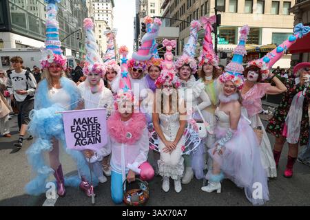 Kostümierte Teilnehmer posieren für Fotos während der jährlichen Osterparade und des Bonnet Festivals am 20. April 2025 in New York. (Foto: Gordon Donovan) Stockfoto
