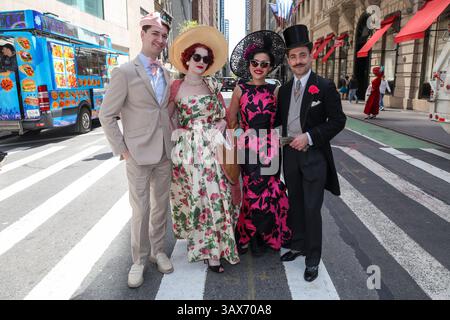 Kostümierte Teilnehmer posieren für Fotos während der jährlichen Osterparade und des Bonnet Festivals am 20. April 2025 in New York. (Foto: Gordon Donovan) Stockfoto