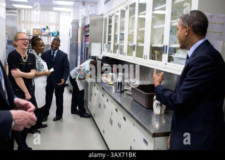 24. Februar 2014 – Washington, DC, USA – US-Präsident Barack Obama macht Witze mit Mitarbeitern des Weißen Hauses in der Butlers Pantry, bevor er vor der National Governors Association im State Dining Room des Weißen Hauses am 24. Februar 2014 in Washington, DC spricht. Barack Hussein Obama II (* 4. August 1961) ist der 44. Präsident der Vereinigten Staaten. Er ist der erste Afroamerikaner, der ins Amt gewählt wurde und der erste Präsident, der außerhalb der angrenzenden Vereinigten Staaten geboren wurde. Obama wurde in Honolulu, Hawaii, geboren und ist Absolvent der Columbia University und der Harvard Law School. Er arbeitete als Stockfoto