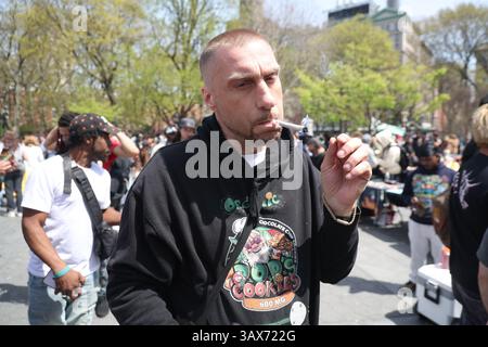Ein Mann raucht eine Marihuana-Zigarette bei der Feier 420 im Washington Square Park in New York, New York, Sonntag, den 20. April 2025. Die Menschen auf der ganzen Welt feiern ihr Lieblings-schlechtes Vergnügen: Marihuana. (Foto: Gordon Donovan) Stockfoto