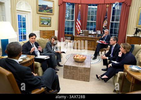 27. Oktober 2014 - Washington, DC, Vereinigte Staaten von Amerika - US-Präsident Barack Obama hält ein Treffen über die Ebola-Reaktion der Regierung im Oval Office des Weißen Hauses 27. Oktober 2014 in Washington, DC ab. Von links sind: Ebola-Response-Koordinator Ron Klain; Gesundheits- und Human Services-Sekretärin Sylvia Mathews Burwell; Stabschef Denis McDonough; Leslie Dach, Senior Counsel, US Department of Health and Human Services; und Lisa Monaco, Assistentin des Präsidenten für Heimatschutz und Terrorismusbekämpfung. . Barack Hussein Obama II (* 4. August 1961) ist der 44. Präsident Stockfoto