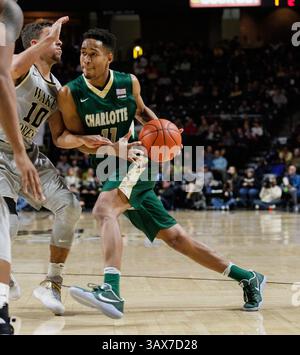 6. Dezember 2016: Quentin Jackson (11) von den Charlotte 49ers fährt für ein Layup auf Mitchell Wilbekin (10) von den Wake Forest Demon Deacons im NCAA Basketball Matchup zwischen den Charlotte 49er und den Wake Forest Demon Deacons am LJVM Coliseum in Winston-Salem, NC. (Scott Kinser/Cal Sport Media)(Credit Image: &Copy; Scott Kinser/CSM via ZUMA Wire) Stockfoto