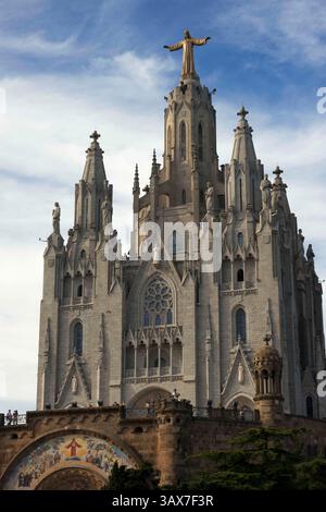 Dezember 2016 - Barcelona, Spanien - der Vordereingang des Tempels Expiatori del Sagrat Cor, Barcelona, Spanien. Tempel des Heiligen Herzens. Kirche des Heiligen Herzens Jesu auf dem Gipfel des Tibidabo in Barcelona, Katalonien, Spanien (Bild: © Sergi Reboredo Via ZUMA Wire) Stockfoto