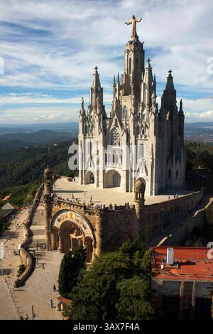 Dezember 2016 - Barcelona, Spanien - der Vordereingang des Tempels Expiatori del Sagrat Cor, Barcelona, Spanien. Tempel des Heiligen Herzens. Kirche des Heiligen Herzens Jesu auf dem Gipfel des Tibidabo in Barcelona, Katalonien, Spanien (Bild: © Sergi Reboredo Via ZUMA Wire) Stockfoto