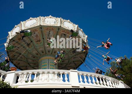 Dezember 2016 - Barcelona, Spanien - Carrousel, Tibidabo, Barcelona. Der Freizeitpark Tibidabo, Barcelona, Spanien. Tibidabo ist ein Berg mit Blick auf Barcelona, Katalonien, Spanien. Mit 512 Metern ist er der höchste Berg in der Serra de Collserola. Steil nach Nordwesten erhebt sich die Stadt mit spektakulärem Blick auf die umliegende Küste. Es gibt einen Vergnügungspark, einen Telekommunikationsturm (Torre de Collserola) und eine katholische Kirche, den Tempel de Sagrat Cor, oben, die alle von einem Großteil der Stadt aus sichtbar sind. (Bild: © Sergi Reboredo via ZUMA Wire) Stockfoto