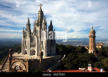 Dezember 2016 - Barcelona, Spanien - der Vordereingang des Tempels Expiatori del Sagrat Cor, Barcelona, Spanien. Tempel des Heiligen Herzens. Kirche des Heiligen Herzens Jesu auf dem Gipfel des Tibidabo in Barcelona, Katalonien, Spanien (Bild: © Sergi Reboredo Via ZUMA Wire) Stockfoto