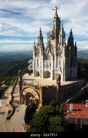 Dezember 2016 - Barcelona, Spanien - der Vordereingang des Tempels Expiatori del Sagrat Cor, Barcelona, Spanien. Tempel des Heiligen Herzens. Kirche des Heiligen Herzens Jesu auf dem Gipfel des Tibidabo in Barcelona, Katalonien, Spanien (Bild: © Sergi Reboredo Via ZUMA Wire) Stockfoto