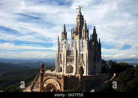 Dezember 2016 - Barcelona, Spanien - der Vordereingang des Tempels Expiatori del Sagrat Cor, Barcelona, Spanien. Tempel des Heiligen Herzens. Kirche des Heiligen Herzens Jesu auf dem Gipfel des Tibidabo in Barcelona, Katalonien, Spanien (Bild: © Sergi Reboredo Via ZUMA Wire) Stockfoto