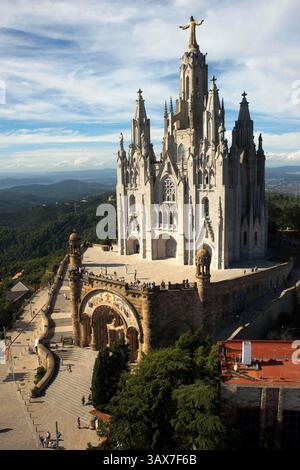 Dezember 2016 - Barcelona, Spanien - der Vordereingang des Tempels Expiatori del Sagrat Cor, Barcelona, Spanien. Tempel des Heiligen Herzens. Kirche des Heiligen Herzens Jesu auf dem Gipfel des Tibidabo in Barcelona, Katalonien, Spanien (Bild: © Sergi Reboredo Via ZUMA Wire) Stockfoto