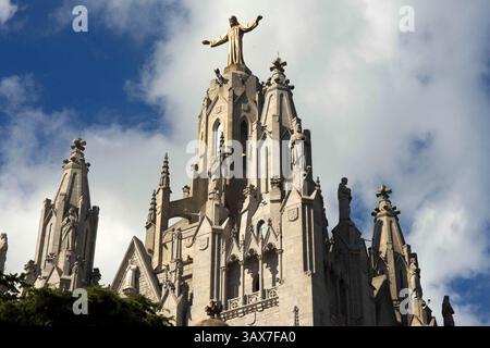 Dezember 2016 - Barcelona, Spanien - der Vordereingang des Tempels Expiatori del Sagrat Cor, Barcelona, Spanien. Tempel des Heiligen Herzens. Kirche des Heiligen Herzens Jesu auf dem Gipfel des Tibidabo in Barcelona, Katalonien, Spanien (Bild: © Sergi Reboredo Via ZUMA Wire) Stockfoto
