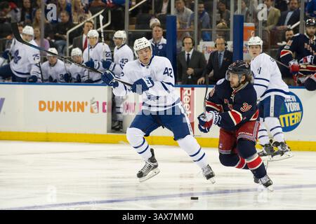 13. Januar 2017: Toronto Maple Leafs Center Tyler Bozak (42) und New York Rangers Right Wing Mats Zuccarello (36) sind während des Spiels zwischen den New York Rangers und den Toronto Maple Leafs im Madison Square Garden in Manhattan, New York, im Einsatz. Obligatorischer Kredit: Kostas Lymperopoulos/CSM (Kredit-Bild: &Copy; Kostas Lymperopoulos/CSM via ZUMA Wire) Stockfoto