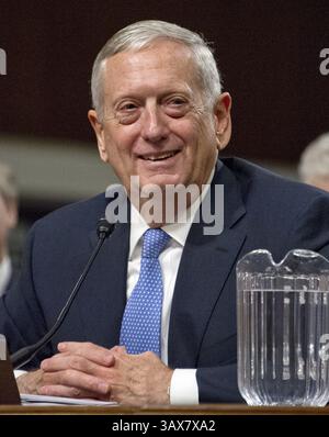 12. Januar 2017: Washington, District of Columbia, USA: General James N. Mattis (im Ruhestand) des United States Marine Corps (im Ruhestand) sagt vor dem US-Senat Committee on Armed Services während seiner Bestätigungsverhandlung zum Verteidigungsminister auf Capitol Hill aus. (Kreditbild: © Ron Sachs/CNP via ZUMA Wire) Stockfoto