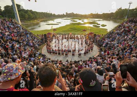 Indonesien. April 2025. Die Kecak-Tanzvorstellung im Cultural Stage Amphitheater anlässlich des 50-jährigen Bestehens von Taman Mini Indonesia Indah (TMII) in Jakarta am Sonntag, den 20. April 2025. (Kreditbild: © Andri Munazir/ZUMA Press Wire) NUR REDAKTIONELLE VERWENDUNG! Nicht für kommerzielle ZWECKE! Stockfoto