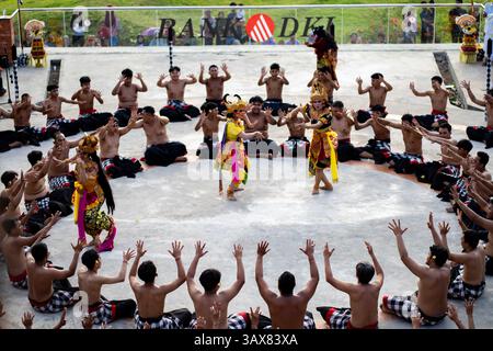 Indonesien. April 2025. Die Kecak-Tanzvorstellung im Cultural Stage Amphitheater anlässlich des 50-jährigen Bestehens von Taman Mini Indonesia Indah (TMII) in Jakarta am Sonntag, den 20. April 2025. (Kreditbild: © Andri Munazir/ZUMA Press Wire) NUR REDAKTIONELLE VERWENDUNG! Nicht für kommerzielle ZWECKE! Stockfoto