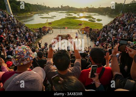 Indonesien. April 2025. Die Besucher machen Fotos vor dem Hintergrund der Legong Keraton Lasem Tanzaufführung, die als Eröffnung für die Kecak Tanzaufführung diente, anlässlich des 50-jährigen Jubiläums von Taman Mini Indonesia Indah (TMII), Jakarta am Sonntag, 20. April 2025 (Credit Image: © Andri Munazir/ZUMA Press Wire) NUR REDAKTIONELLE VERWENDUNG! Nicht für kommerzielle ZWECKE! Stockfoto
