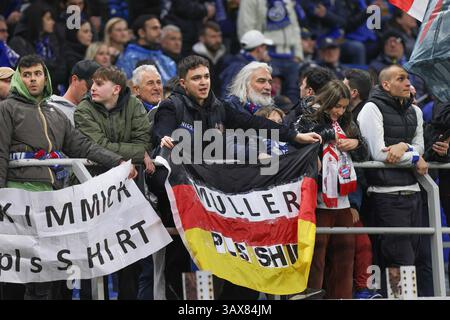 Mailand, Italien. April 2025. Italien, Mailand, 2025 04 16: Fans von Bayern München für ein Trikot ihres Lieblingsspielers beim Fußballspiel FC Inter gegen Bayern München, UCL 2024-2025, Viertelfinale 2. Leg im San Siro Stadion. Italien, Mailand, 2025 04 16: FC Inter gegen Bayern münchen, UEFA-Meister. Liga 2024/2025, Viertelfinale 2. Leg, umstritten im San Siro Stadion. (Kreditbild: © Fabrizio Andrea Bertani/Pacific Press via ZUMA Press Wire) NUR REDAKTIONELLE VERWENDUNG! Nicht für kommerzielle ZWECKE! Stockfoto