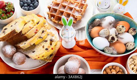 Festliche Ostertische. Frohe Ostern. Stilvolle Ostereier im Teller. Draufsicht. Stockfoto