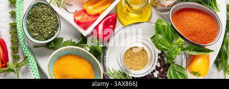 Frische und getrocknete Kräuter und Gewürze auf Tellern. Kochen, gesunde Ernährung Konzept. Draufsicht. Panorama. Stockfoto